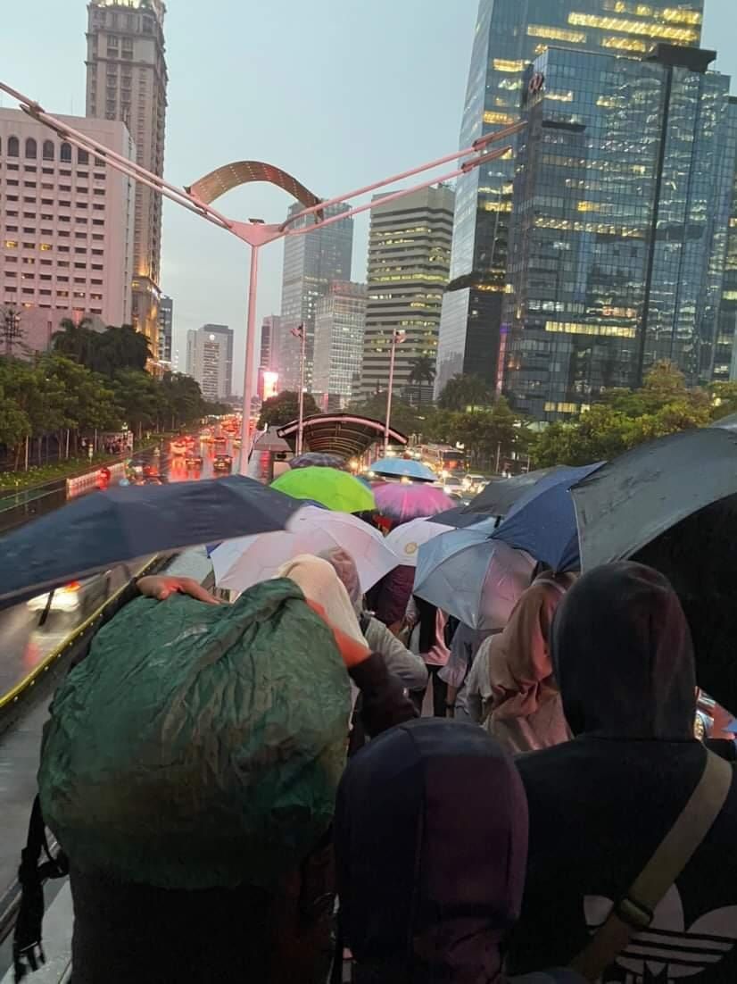 Antre penjumpang TransJ hingga JPO Karet Sudirman