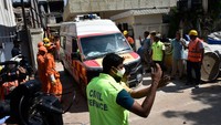 Kemudian, mobil ambulans yang membawa mayat tersebut berjalan menuju rumah sakit.