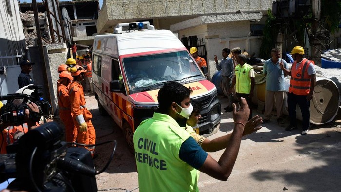 Kemudian, mobil ambulans yang membawa mayat tersebut berjalan menuju rumah sakit.