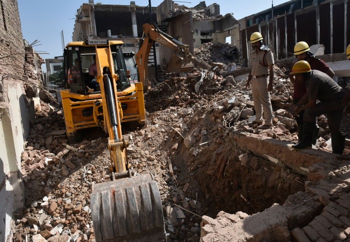 Bangunan Tua di India Runtuh Saat Pembongkaran, Dua Pekerja Tewas Sebuah mobil excavator menggali reruntuhan bangunan tua yang roboh saat sedang dihancurkan di Gurgaons Udyog Vihar Tahap I, Gurugram, India, Senin (3/10/2022). Pekerjaan pembongkaran ini berlangsung selama lebih dari sebulan.