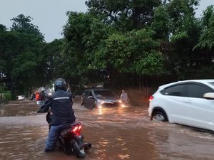 Jl Puri Mutiara Cipete Terendam Banjir, Sejumlah Motor Mogok