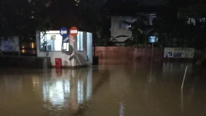 Banjir di kawasan rumah Viani Limardi