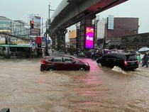 Video: Jalan Depan ITC Cempaka Mas Masih Banjir, Air Disedot ke Embung