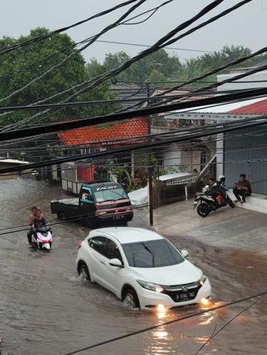 Banjir terjadi di sejumlah titik di Kota Bekasi, Jawa Barat (Jabar), usai hujan deras. Salah satunya terjadi di Jatibening (Instagram @akbarmarma)