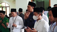 Mereka juga menggelar doa bersama.