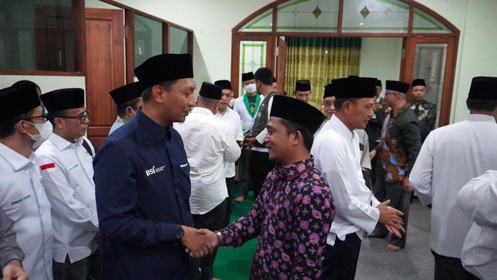 Bantuan untuk Korban Tragedi Kanjuruhan Malang Ketua Umum Pengurus Besar Nahdlatul Ulama (PBNU), Yahya Cholil Staquf; Komisaris Independen BSI, Arief Rosyid Hasan; Wakil Ketua LAZISNU, Qohari Cholil; Deputy Funding & Transaction BSI Region Office 8 Surabaya, Asep Saifudin Suria Hidayat pada acara penyerahan bantuan duka cita Sepak Bola Indonesia sebesar Rp100 juta di Kanjuruhan Malang, Selasa (4/10/2022). PT Bank Syariah Indonesia Tbk (BSI) bersama dengan BSI Maslahat dan LAZISNU menyalurkan bantuan kepada keluarga korban peristiwa Kanjuruhan Malang. Kegiatan ini dilakukan di Posko bantuan korban kanjuruhan baik di Kabupaten maupun Kota Malang.