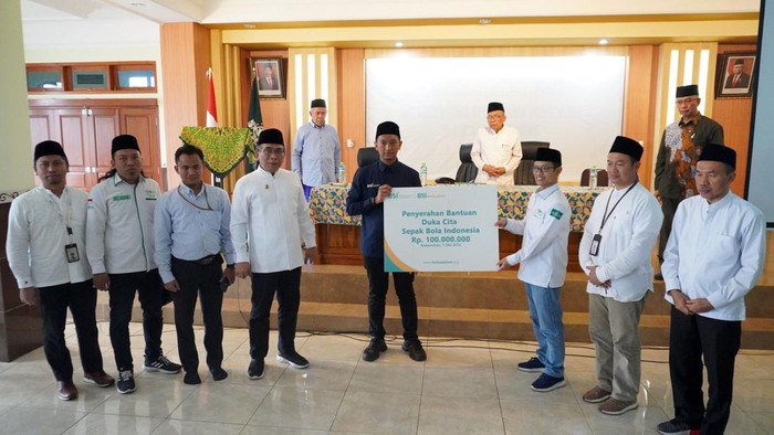Bantuan untuk Korban Tragedi Kanjuruhan Malang Ketua Umum Pengurus Besar Nahdlatul Ulama (PBNU), Yahya Cholil Staquf; Komisaris Independen BSI, Arief Rosyid Hasan; Wakil Ketua LAZISNU, Qohari Cholil; Deputy Funding & Transaction BSI Region Office 8 Surabaya, Asep Saifudin Suria Hidayat pada acara penyerahan bantuan duka cita Sepak Bola Indonesia sebesar Rp100 juta di Kanjuruhan Malang, Selasa (4/10/2022). PT Bank Syariah Indonesia Tbk (BSI) bersama dengan BSI Maslahat dan LAZISNU menyalurkan bantuan kepada keluarga korban peristiwa Kanjuruhan Malang. Kegiatan ini dilakukan di Posko bantuan korban kanjuruhan baik di Kabupaten maupun Kota Malang.