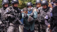 Pasukan Khusus Polisi Sipil Nasional memindahkan orang-orang yang ditangkap karena kemungkinan memiliki hubungan dengan geng di Comasagua, El Salvador, Senin (3/10/2022). MS-13 atau Mara Salvatrucha adalah salah satu geng jalanan yang paling ditakuti di Amerika Serikat. Dilansir dari BBC, Geng ini awalnya lahir di Barrios di Los Angeles pada 1980-an, didirikan oleh imigran yang menyelamatkan diri dari perang sipil El Salvador.  