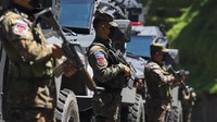 Tentara berjaga di pos pemeriksaan di kota Comasagua, El Salvador, Senin (3/10/2022). Setiap orang yang memasuki atau meninggalkan kota ditanyai atau digeledah.  