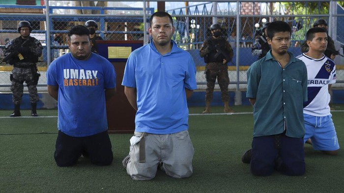 Basmi Geng Jalanan, Ribuan Tentara Kepung Kota di El Salvador Orang-orang yang diduga memiliki hubungan dengan geng ditunjukkan kepada pers di Comasagua, El Salvador, Senin (3/10/2022). Hingga kini kasus pembunuhan dan kekerasan geng di El Salvador terus meningkat. Keadaan darurat pun ditetapkan untuk menghadapi gelombang baru kekerasan geng.