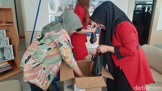 Beli mobil pakai koin.
