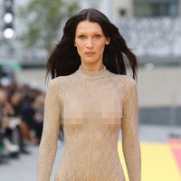 Bella terlihat hanya mengenakan lipstik nude dan alis yang telah di-bleaching. Foto: Getty Images/Pascal Le Segretain