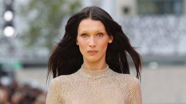 Bella terlihat hanya mengenakan lipstik nude dan alis yang telah di-bleaching. Foto: Getty Images/Pascal Le Segretain