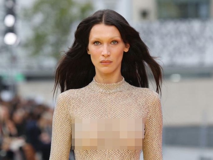 PARIS, FRANCE - OCTOBER 03: (EDITORIAL USE ONLY - For Non-Editorial use please seek approval from Fashion House) Bella Hadid walks the runway during the Stella McCartney Womenswear Spring/Summer 2023 show as part of Paris Fashion Week on October 03, 2022 in Paris, France. (Photo by Pascal Le Segretain/Getty Images)