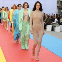 Di penampilannya itu, Bella Hadid mengenakan thong nude. Foto: Getty Images/Pascal Le Segretain