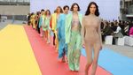Lenggak-lenggok Bella Hadid Tanpa Bra di Paris Fashion Week
