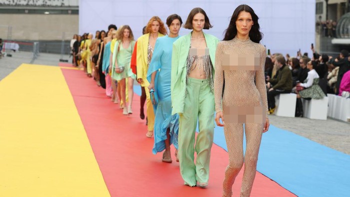 PARIS, FRANCE - OCTOBER 03: (EDITORIAL USE ONLY - For Non-Editorial use please seek approval from Fashion House) Bella Hadid walks the runway during the Stella McCartney Womenswear Spring/Summer 2023 show as part of Paris Fashion Week on October 03, 2022 in Paris, France. (Photo by Pascal Le Segretain/Getty Images)