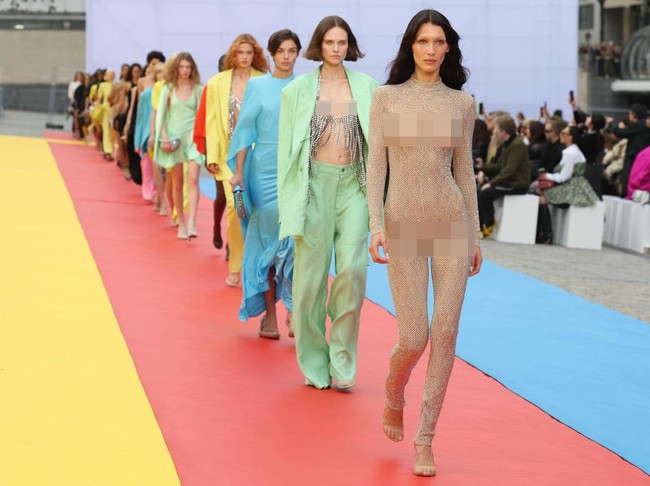 Di penampilannya itu, Bella Hadid mengenakan thong nude. Foto: Getty Images/Pascal Le Segretain