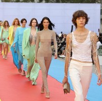 Bella Hadid tampil mengejutkan di fashion show Stella McCartney dengan penampilannya yang seksi. Bella tampil dengan jumpsuit jaring. Foto: Getty Images/Pascal Le Segretain