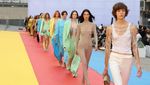 Lenggak-lenggok Bella Hadid Tanpa Bra di Paris Fashion Week