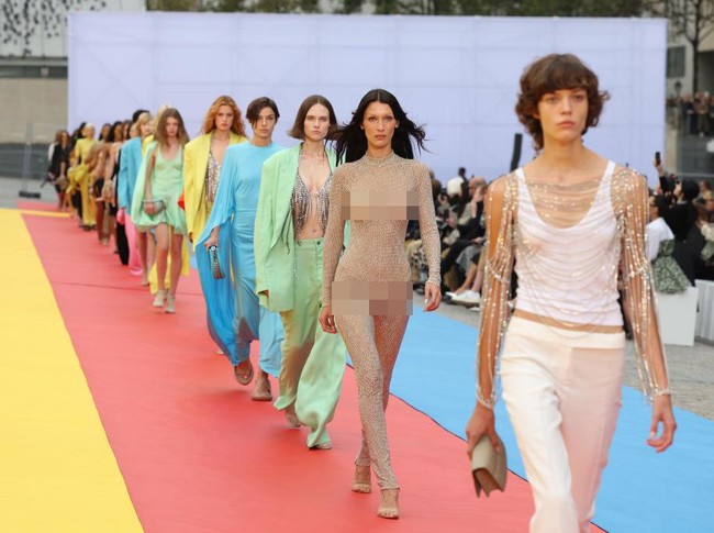 Bella Hadid tampil mengejutkan di fashion show Stella McCartney dengan penampilannya yang seksi. Bella tampil dengan jumpsuit jaring. Foto: Getty Images/Pascal Le Segretain