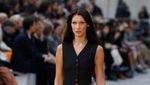 Lenggak-lenggok Bella Hadid Tanpa Bra di Paris Fashion Week