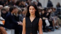 Bella Hadid tampil dengan dua model baju di Paris Fashion Week. Busana kedua dia menggunakan vest hitam. (Getty Images/Pascal Le Segretain)
