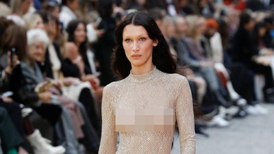 Lenggak-lenggok Bella Hadid Tanpa Bra di Paris Fashion Week