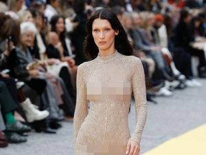 Lenggak-lenggok Bella Hadid Tanpa Bra di Paris Fashion Week