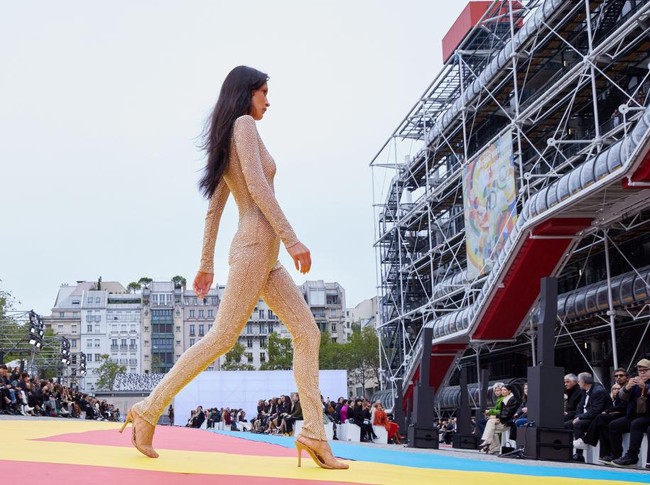 Inilah penampilan adik dari Gigi Hadid itu catwalk dengan percaya diri mengenakan koleksi dari Stella McCartney itu. Foto: Getty Images/Pascal Le Segretain