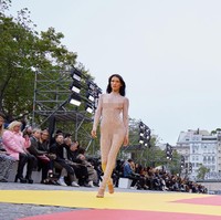 Yang bikin heboh dari penampilannya, Bella Hadid sengaja tidak mengenakan bra. Dari balik jumpsuit jaringnya itu seluruh kulitnya terlihat, termasuk dadanya. Foto: Getty Images/Pascal Le Segretain