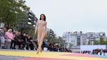 Lenggak-lenggok Bella Hadid Tanpa Bra di Paris Fashion Week