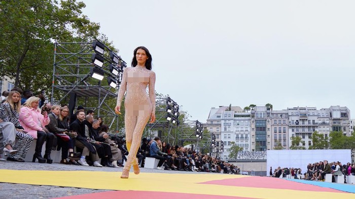 Bella Hadid di Fashion Show Stella McCartney PARIS, FRANCE - OCTOBER 03: (EDITORIAL USE ONLY - For Non-Editorial use please seek approval from Fashion House) Bella Hadid walks the runway during the Stella McCartney Womenswear Spring/Summer 2023 show as part of Paris Fashion Week on October 03, 2022 in Paris, France. (Photo by Pascal Le Segretain/Getty Images)