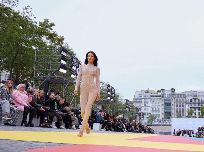 Yang bikin heboh dari penampilannya, Bella Hadid sengaja tidak mengenakan bra. Dari balik jumpsuit jaringnya itu seluruh kulitnya terlihat, termasuk dadanya. Foto: Getty Images/Pascal Le Segretain