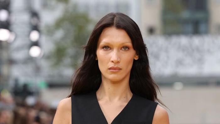 Bella Hadid Sudah Idap Lyme Sejak 2012, Ini Gejala yang Dikeluhkan