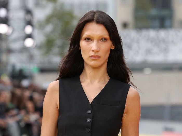 PARIS, FRANCE - OCTOBER 03: (EDITORIAL USE ONLY - For Non-Editorial use please seek approval from Fashion House) Bella Hadid walks the runway during the Stella McCartney Womenswear Spring/Summer 2023 show as part of Paris Fashion Week on October 03, 2022 in Paris, France. (Photo by Pascal Le Segretain/Getty Images)