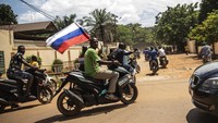 Para pendukung Kapten Ibrahim Traore berparade mengibarkan bendera Rusia di jalan-jalan Ouagadougou. Burkina Faso pada Jumat, (30/9), dilanda kudeta, yang kedua dalam waktu kurang dari setahun. Kudeta yang dipimpin Kapten Ibrahim Traore itu menggulingkan pemerintahan Presiden Paul-Henri Damiba, yang merebut kekuasaan melalui kudeta pada 24 Januari lalu. AP/Sophie Garcia