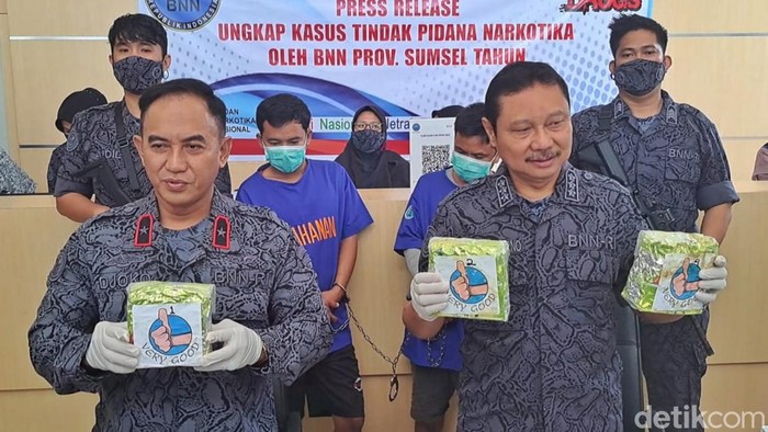 BNN Sumsel memperlihatkan sabu yang terbungkus dalam kotak pempek.