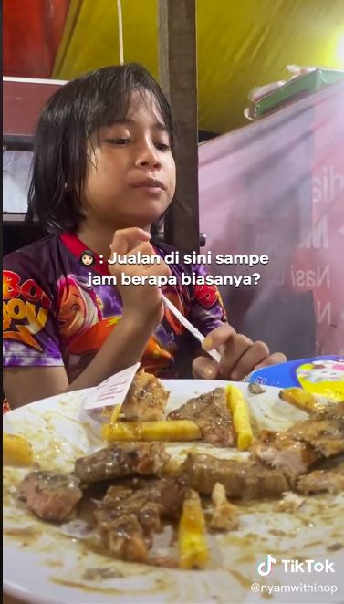 Bocah penjual tisu ditraktir makan steak