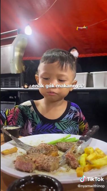 Bocah penjual tisu ditraktir makan steak