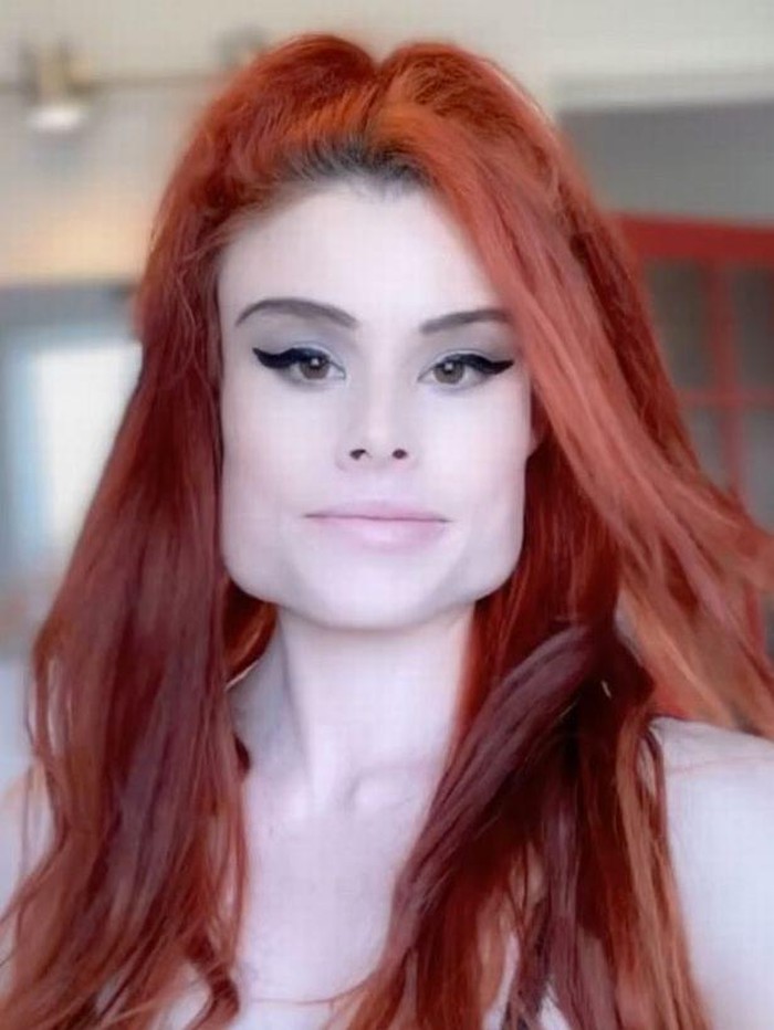 Brooke Martin viral karena berwajah kotak