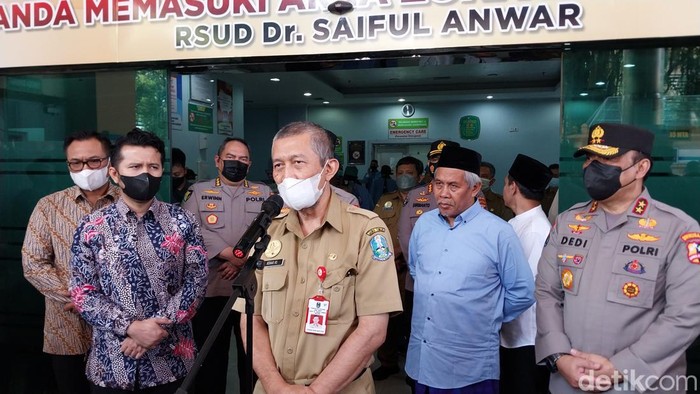 Dirut RSSA Malang, dr Kohar Hari Santoso saat konferensi pers.