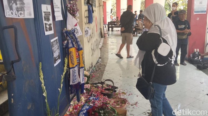 Doa Aremania untuk korban Tragedi Kanjuruhan Doa Aremania untuk korban Tragedi Kanjuruhan