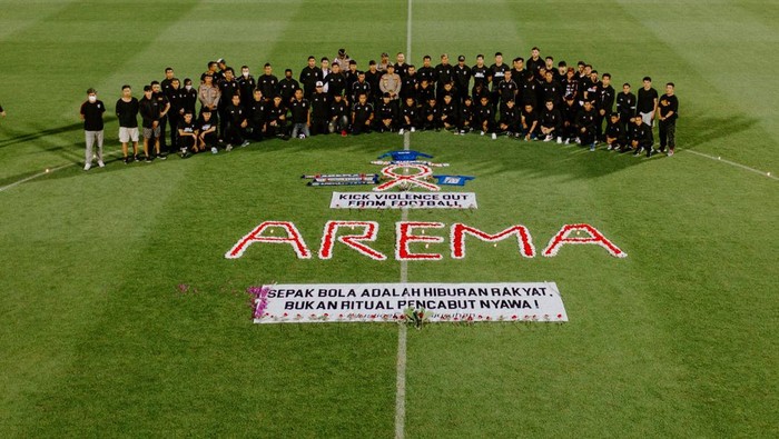 Doa bersama di Stadion Dipta, Gianyar, Bali, Senin (3/10/2022).