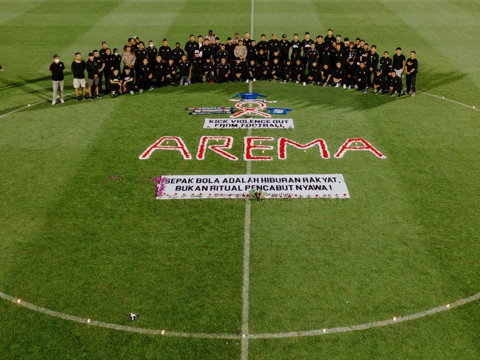 Doa bersama di Stadion Dipta, Gianyar, Bali, Senin (3/10/2022).