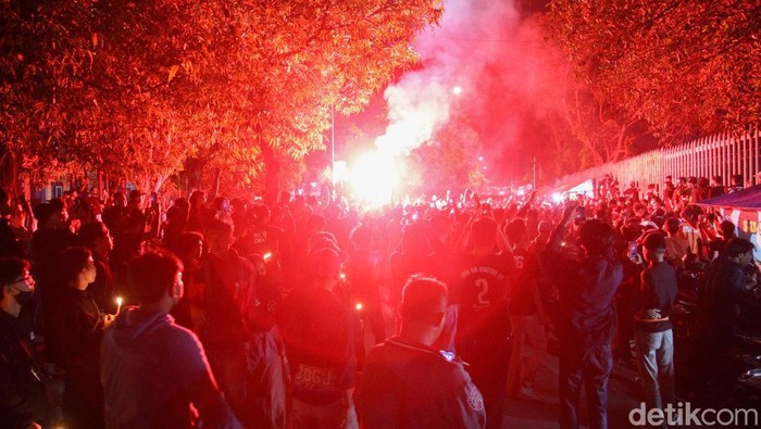 Ribuan suporter gabungan dari Brajamusti, The Maident, BCS, hingga Pasoepati, berkumpul di area parkir Stadion Mandala Krida Jogja, Selasa (4/10/2022) malam, untuk mendoakan korban tragedi Kanjuruhan, Malang.