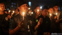 Sejumlah suporter tampak khusuk saat memanjatkan doa untuk para korban tragedi Kanjuruhan, Malang. Foto: Pius Erlangga/detikJateng 