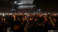 Ribuan suporter sepak bola dari berbagai kelompok berkumpul di Stadion area parkir barat Mandala Krida Jogja sejak sore hingga malam, Selasa (4/10/2022). Foto: Pius Erlangga/detikJateng 