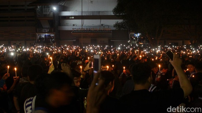 Doa Bersama Suporter di Stadion Mandala Krida Jogja Ribuan suporter gabungan dari Brajamusti, The Maident, BCS, hingga Pasoepati, berkumpul di area parkir Stadion Mandala Krida Jogja, Selasa (4/10/2022) malam, untuk mendoakan korban tragedi Kanjuruhan, Malang.