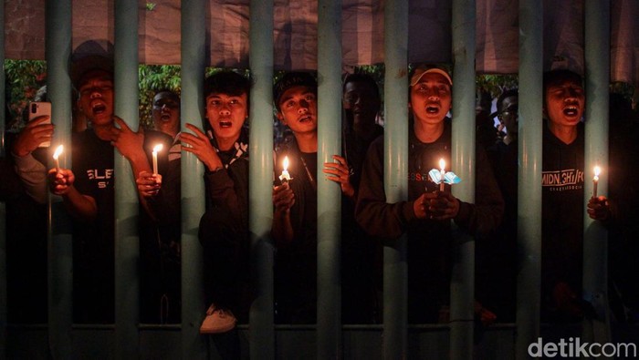 Ribuan suporter gabungan dari Brajamusti, The Maident, BCS, hingga Pasoepati, berkumpul di area parkir Stadion Mandala Krida Jogja, Selasa (4/10/2022) malam, untuk mendoakan korban tragedi Kanjuruhan, Malang.